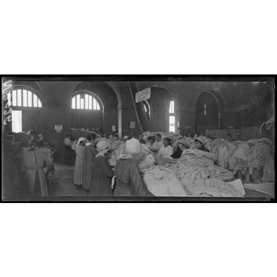 Orléans (Loiret). Ateliers de récupération et de confection d'effets chauds. Pliage du linge raccomodé (19-9-17). [légende d'origine]