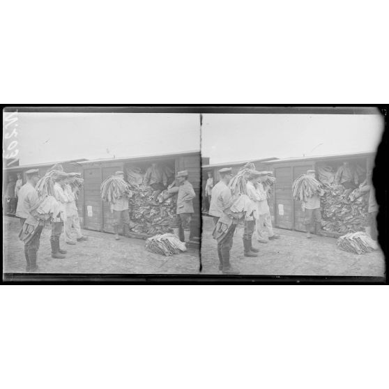 Orléans (Loiret). Ateliers de récupération et de confection d'effets chauds. Effets récupérés repartant (19-9-17). [légende d'origine]