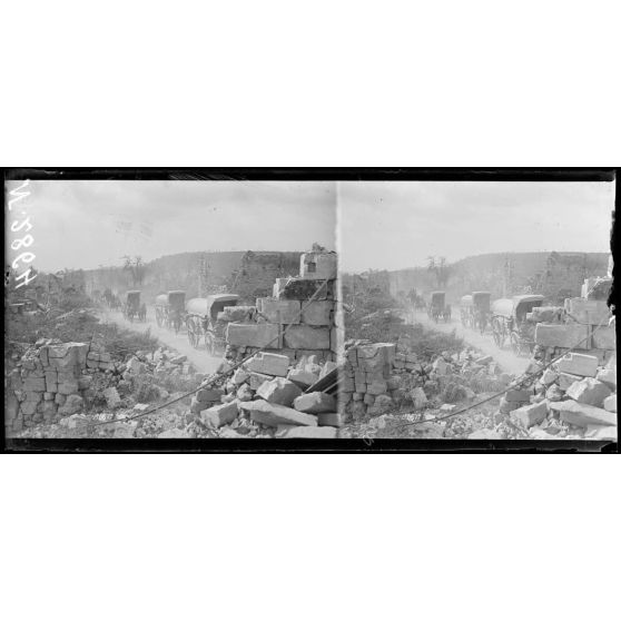 Chevillecourt (Aisne). Convoi traversant le village. [légende d'origine]