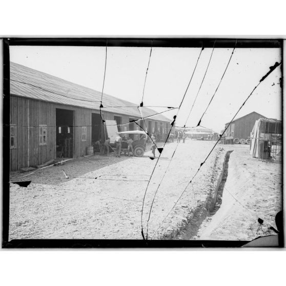 Camp anglais. Usine des opérations des autos. [légende d'origine]