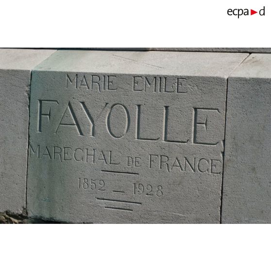 Plaque du monument au maréchal Fayolle place Vauban aux Invalides.