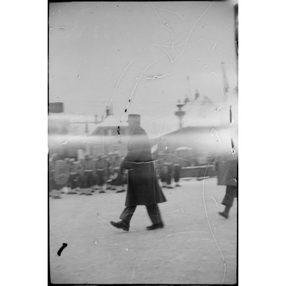 Le général de division Carpentier, commandant la 2e DIM (division d'infanterie marocaine), se dirige vers la nouba du 5e RTM (régiment de tirailleurs marocains) lors d'une cérémonie sur la place des Alliés à Masevaux dans le cadre d'une visite d'attachés militaires étrangers sur le front d'Alsace (photo floue).