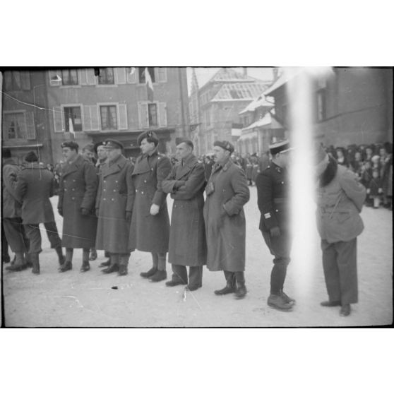 Au cours d'une cérémonie militaire, des attachés militaires étrangers sont rassemblés sur la place des Alliés à Masevaux dans le cadre d'une visite sur le front d'Alsace.