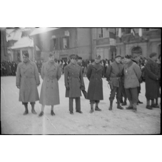 Au cours d'une cérémonie militaire, des attachés militaires étrangers sont rassemblés sur la place des Alliés à Masevaux dans le cadre d'une visite sur le front d'Alsace.