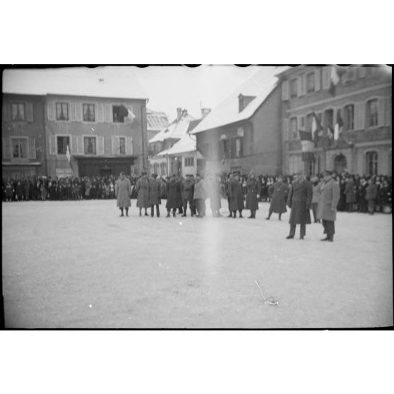 Au cours d'une cérémonie militaire, des attachés militaires étrangers sont rassemblés sur la place des Alliés à Masevaux dans le cadre d'une visite sur le front d'Alsace.