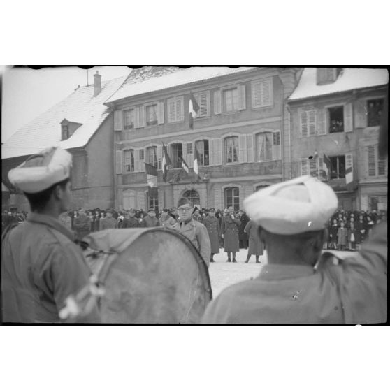 La nouba du 5e RTM (régiment de tirailleurs marocains) de la 2e DIM (division d'infanterie marocaine) joue sur la place des Alliés à Masevaux lors d'une cérémonie militaire en présence d'une délégation d'attachés militaires étrangers en visite sur le front d'Alsace.