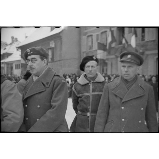 Le capitaine polonais Orlowski, le commandant norvégien Ording et le colonel Bülandr, attaché militaire du gouvernement provisoire tchécoslovaque, posent lors d'une cérémonie mititaire à Masevaux dans le cadre d'une visite d'attachés militaires étrangers sur le front d'Alsace.