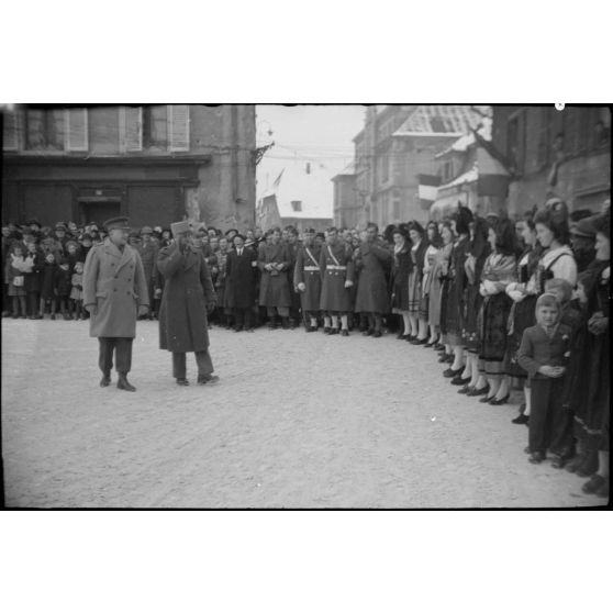 Cérémonie militaire à Masevaux dans le cadre d'une visite d'attachés militaires étrangers sur le front d'Alsace.