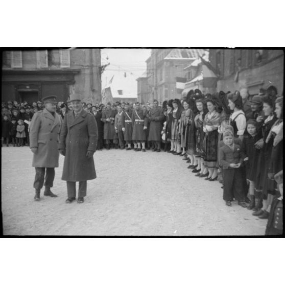 Cérémonie militaire à Masevaux dans le cadre d'une visite d'attachés militaires étrangers sur le front d'Alsace.