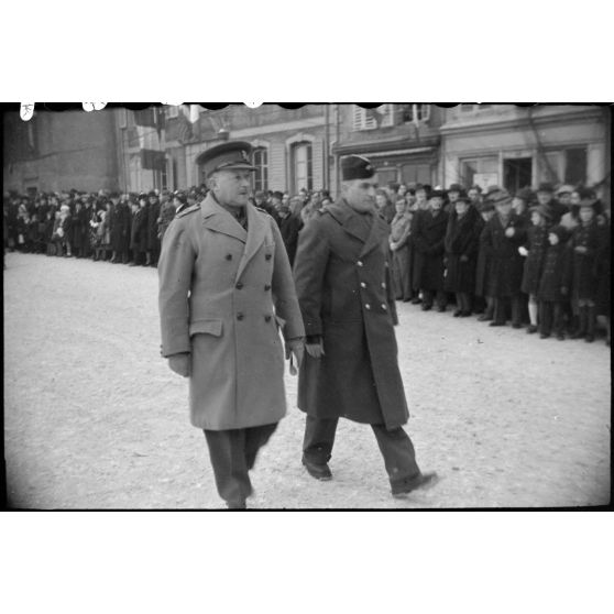 Le général de brigade Daly, atttaché militaire britannique en France, arrive en compagnie d'un officier français sur la place des Alliés à Masevaux pour y présider une cérémonie militaire en présence d'une délégation d'attachés militaires étrangers en visite sur le front d'Alsace.