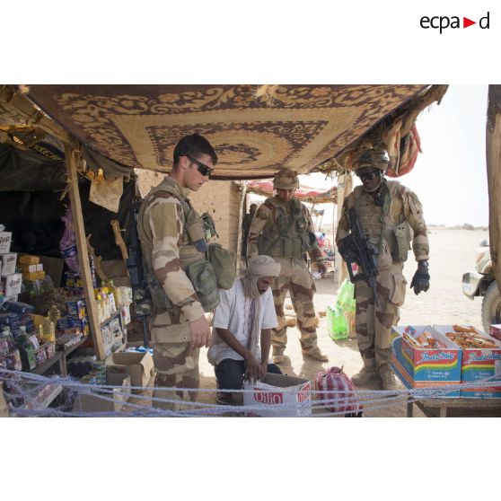 Des éléments du groupe de tireurs d'élite de la compagnie jaune du GTD Richelieu (groupement tactique désert) achètent quelques condiments au marché local pour améliorer l'ordinaire des troupes en garnison sur la base opérationnelle de Tessalit.