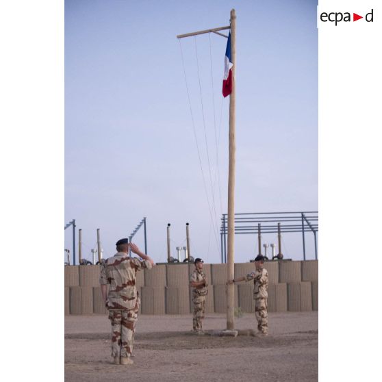 Lever des couleurs lors d'une cérémonie militaire sur la BOA (base opérationnelle avancée) de Tessalit, en commémoration de l'anniversaire de la prise du fort de Douaumont en octobre 1916.