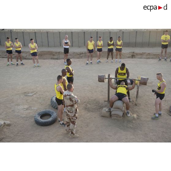 Marsouins de la compagnie Jaune du GTD Richelieu (groupement tactique désert) effectuant des séries de développé couché lors d'une succession de défis sportifs mis en place pour la journée de commémoration de la prise du fort de Douaumont en 1916, sur la BOA (base opérationnelle avancée) de Tessalit.