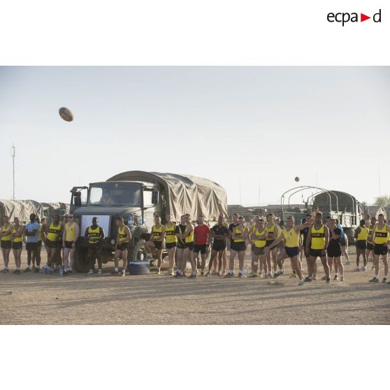 Un marsouin de la compagnie Jaune du GTD Richelieu (groupement tactique désert) donne le coup d'envoi d'une partie de baseby lors d'une succession de défis sportifs mis en place pour la journée de commémoration de la prise du fort de Douaumont en 1916, sur la BOA (base opérationnelle avancée) de Tessalit.