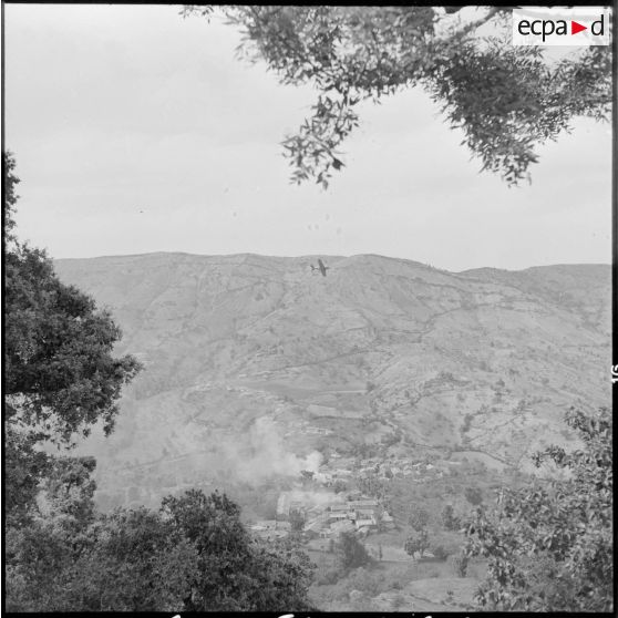 Bombardement d'une zone abritant des fellagas par des avions de chasse T6 lors de l'opération Espérance.