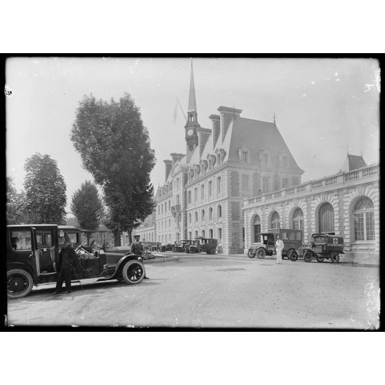 Ambulance américaine à Neuilly. La cour des autos de l'ambulance. [légende d'origine]