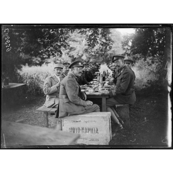 Dugny (Meuse). Ambulance américaine U-5. Déjeuner des chauffeurs. [légende d'origine].