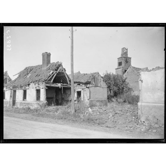 Méharicourt (Somme). Coin du village et clocher de l'église. [légende d'origine]