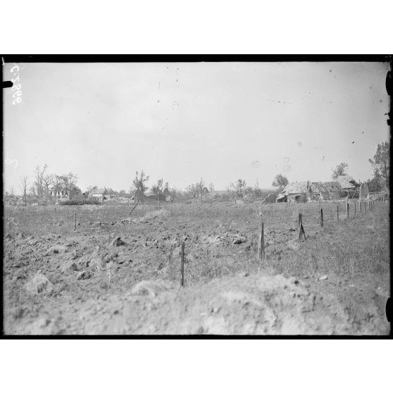 Foucaucourt (Somme). Les premières maisons du village. [légende d'origine]