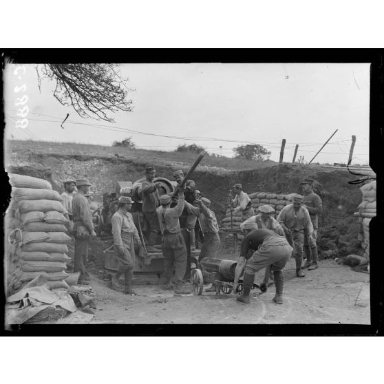 Somme. Dans un ravin dit de la baraquette. Chargement d'un mortier de 270. [légende d'origine]