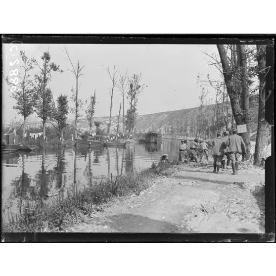 Éclusier (Somme). Canonnière sur le canal. [légende d'origine]