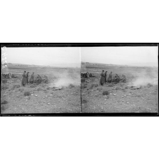 Près d'Athènes. Camp de Goudi. Exercices d'artillerie. Batterie de 65 de montagne en action. [légende d'origine]