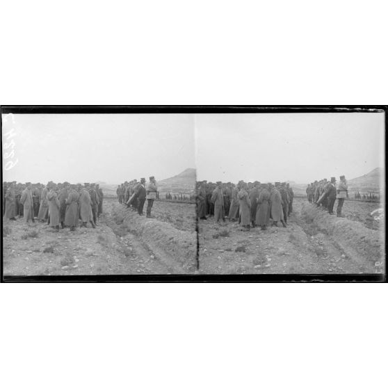 Près d'Athènes. Camp de Goudi. Exercices d'artillerie. Officiers français et grecs suivant la manoeuvre. [légende d'origine]