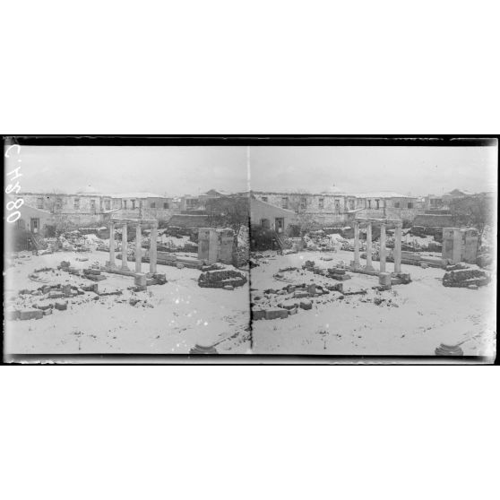 La neige à Athènes. Dans la stoa de la Tour des Vents. [légende d'origine]