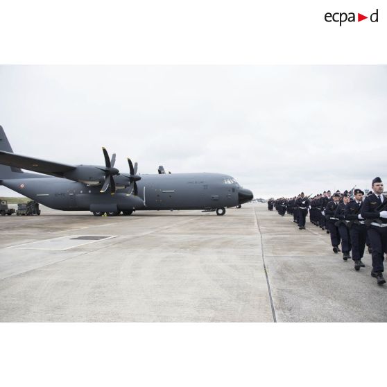 Cérémonie sur la base aérienne (BA) 123 pour l'arrivée de l'avion de transport C-130-J-30 à Orléans-Bricy.