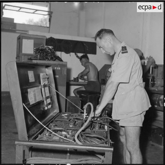 La salle d'équipement électrique du groupe de chasse 1/8 Saintonge.