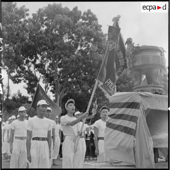 Présentation à la flamme sacrée du drapeau de la province de Vinh-Phuc (Vinh Yen-Phuc Yen).