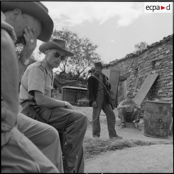 Soldats et harki participant à l'opération Espérance.