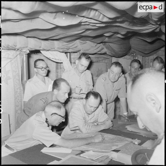 Briefing au PC opérationnel de Na San.