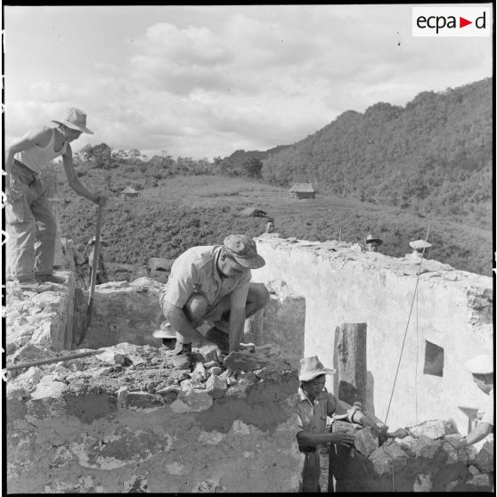 Construction d'un blockhaus pour la défense du poste de Moc Chau.