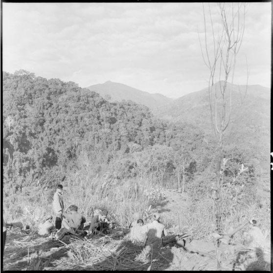 Position du 2e BPC (bataillon de parachutistes coloniaux) et vue sur les pitons environnants d'où l'ennemi ajuste ses tirs.