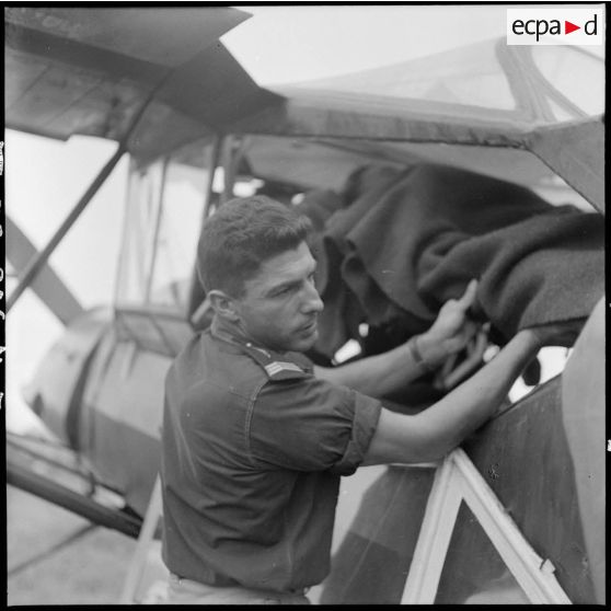 Embarquement d'un blessé grave par le sergent-chef Pierre Grainiac dans un avion sanitaire à Na San.