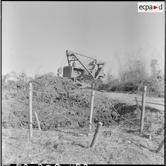 Travaux de déboisement au camp de Na San.