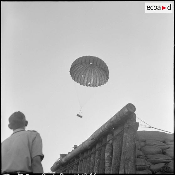 Parachutage de munitions sur le camp retranché de Na San, vu depuis le poste de commandement établi dans une tranchée.