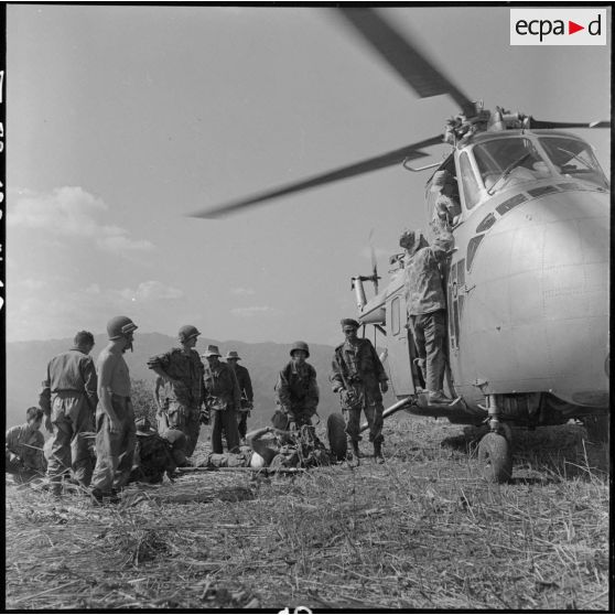 Evacuation sanitaire par hélicoptère Sikorsky S-55 H19 sur un piton près de Ban-Cohay tenu par le GAP 2 (groupement aéroporté n°2), au cours d'une reconnaissance le long de la piste Pavie au nord de Diên Biên Phu.