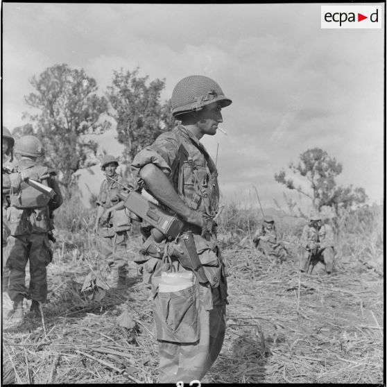 Le capitaine Bernard Cabiro, commandant la 4e compagnie du 1er BEP (bataillon étranger de parachutistes), au cours d'une halte sur un piton lors d'une reconnaissance sur la piste Pavie au nord de Diên Biên Phu, avec le GAP 2 (groupement aéroporté n°2).