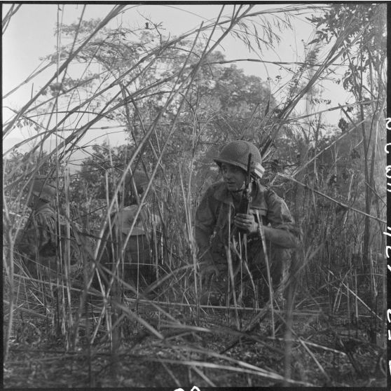 Au nord de Diên Biên Phu sur la piste Pavie, sur la cote 1145 face à un ennemi bien retranché, les parachutistes du 5e BPVN (bataillon de parachutistes vietnamiens) sont encerclés par l'incendie déclenché par le Viêt-minh et pris sous un violent tir de mortiers et de fusil-mitrailleurs.