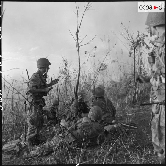 Sous les tirs du Viêt-minh, les parachutistes du 5e BPVN (bataille de parachutistes vietnamiens) cherchent une issue pour se dégager de l'incendie qui ravage la cote 1145 (au nord de Diên Biên Phu sur la piste Pavie).