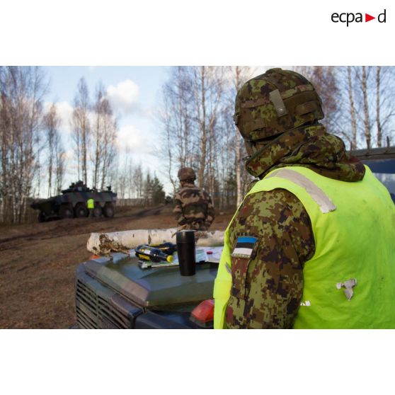 Un officier de liaison estonien observe un exercice de combat débarqué en VBCI (véhicule blindé de combat d'infanterie) avec séance de tir des légionnaires de la 1re section de la 5e compagnie du 2e REI (régiment étranger d'infanterie), sur le champ de tir en Lettonie.