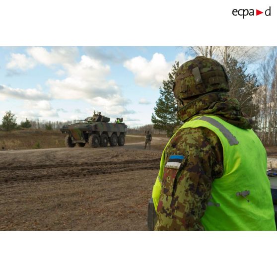 Un officier de liaison estonien observe un exercice de combat débarqué en VBCI (véhicule blindé de combat d'infanterie) avec séance de tir des légionnaires de la 1re section de la 5e compagnie du 2e REI (régiment étranger d'infanterie), sur le champ de tir en Lettonie.