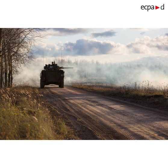 Progression d'un VBCI (véhicule blindé de combat d'infanterie), lors d'un exercice de combat débarqué avec séance de tir des légionnaires de la 1re section de la 5e compagnie du 2e REI (régiment étranger d'infanterie), sur le champ de tir en Lettonie.