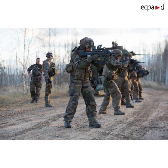 Exercice de combat débarqué avec séance de tir des légionnaires de la 1re section de la 5e compagnie du 2e REI (régiment étranger d'infanterie), sur le champ de tir en Lettonie. Légionnaires en position de tir au FAMAS.