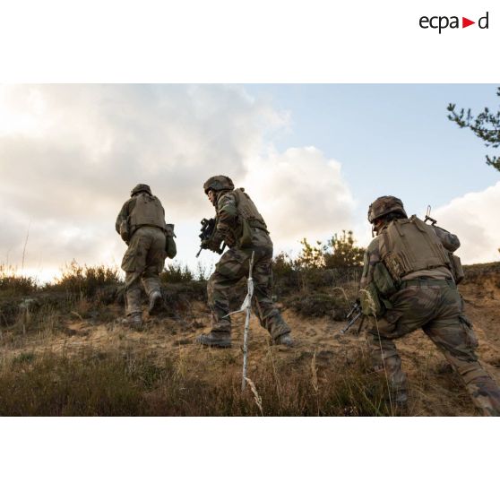 Exercice de combat débarqué avec séance de tir des légionnaires de la 1re section de la 5e compagnie du 2e REI (régiment étranger d'infanterie), sur le champ de tir en Lettonie. Déploiement des légionnaires.