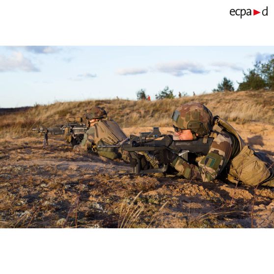 Exercice de combat débarqué avec séance de tir des légionnaires de la 1re section de la 5e compagnie du 2e REI (régiment étranger d'infanterie), sur le champ de tir en Lettonie. Légionnaires en position de tir couché au FAMAS et à la mitrailleuse FN Minimi.