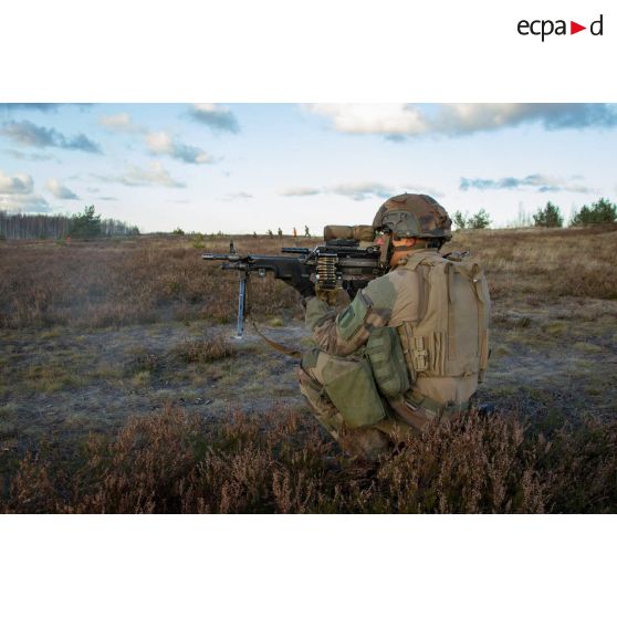 Exercice de combat débarqué avec séance de tir des légionnaires de la 1re section de la 5e compagnie du 2e REI (régiment étranger d'infanterie), sur le champ de tir en Lettonie. Un légionnaire en position de tir à la FN Minimi.