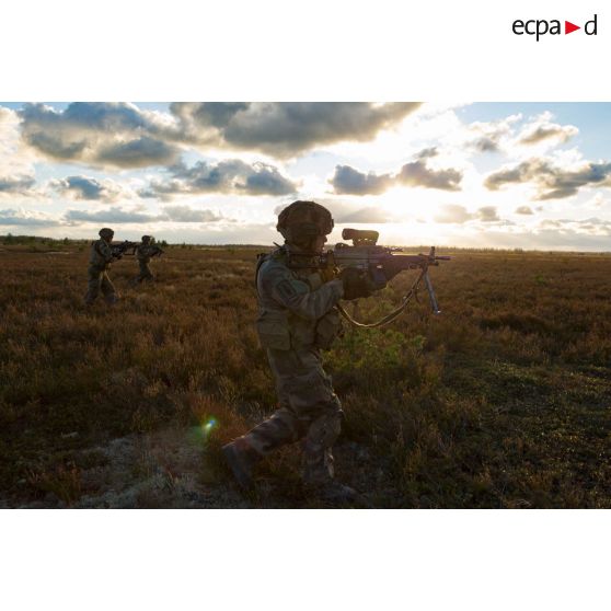 Exercice de combat débarqué avec séance de tir des légionnaires de la 1re section de la 5e compagnie du 2e REI (régiment étranger d'infanterie), sur le champ de tir en Lettonie. Déploiement des légionnaires armés de FN Minimi et de FAMAS.